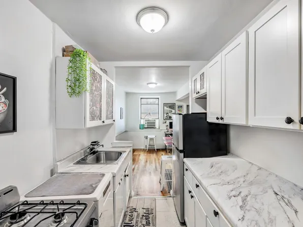 2420 Morris Avenue image 3 of 5