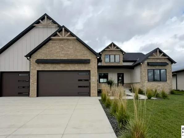 3620 Tree Line Dr, Lincoln, NE 68516