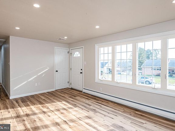 3rd image of 713 Acacia Ave