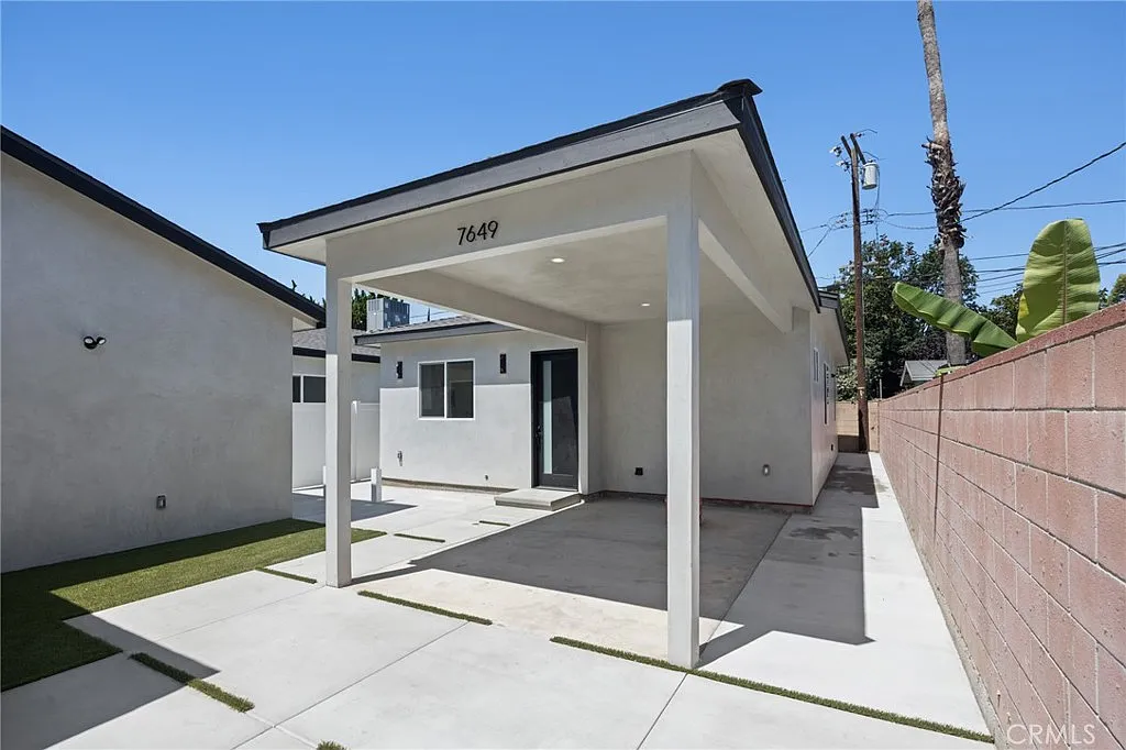 3 bed, 1050 sqft, $3,745 — Photo 1