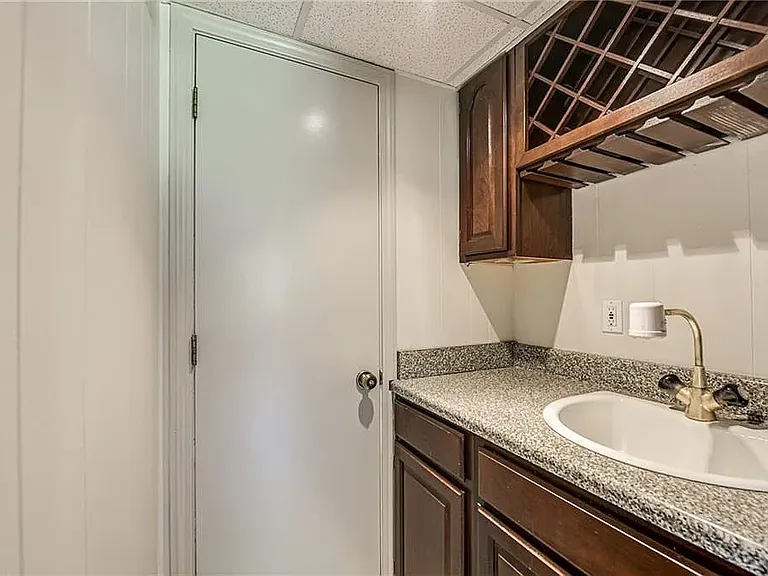 2340 Burch Cir — Photo 23