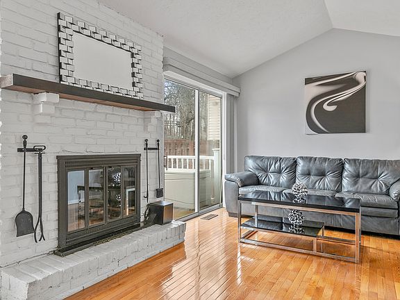 3rd image of 593 Saint Lawrence Blvd