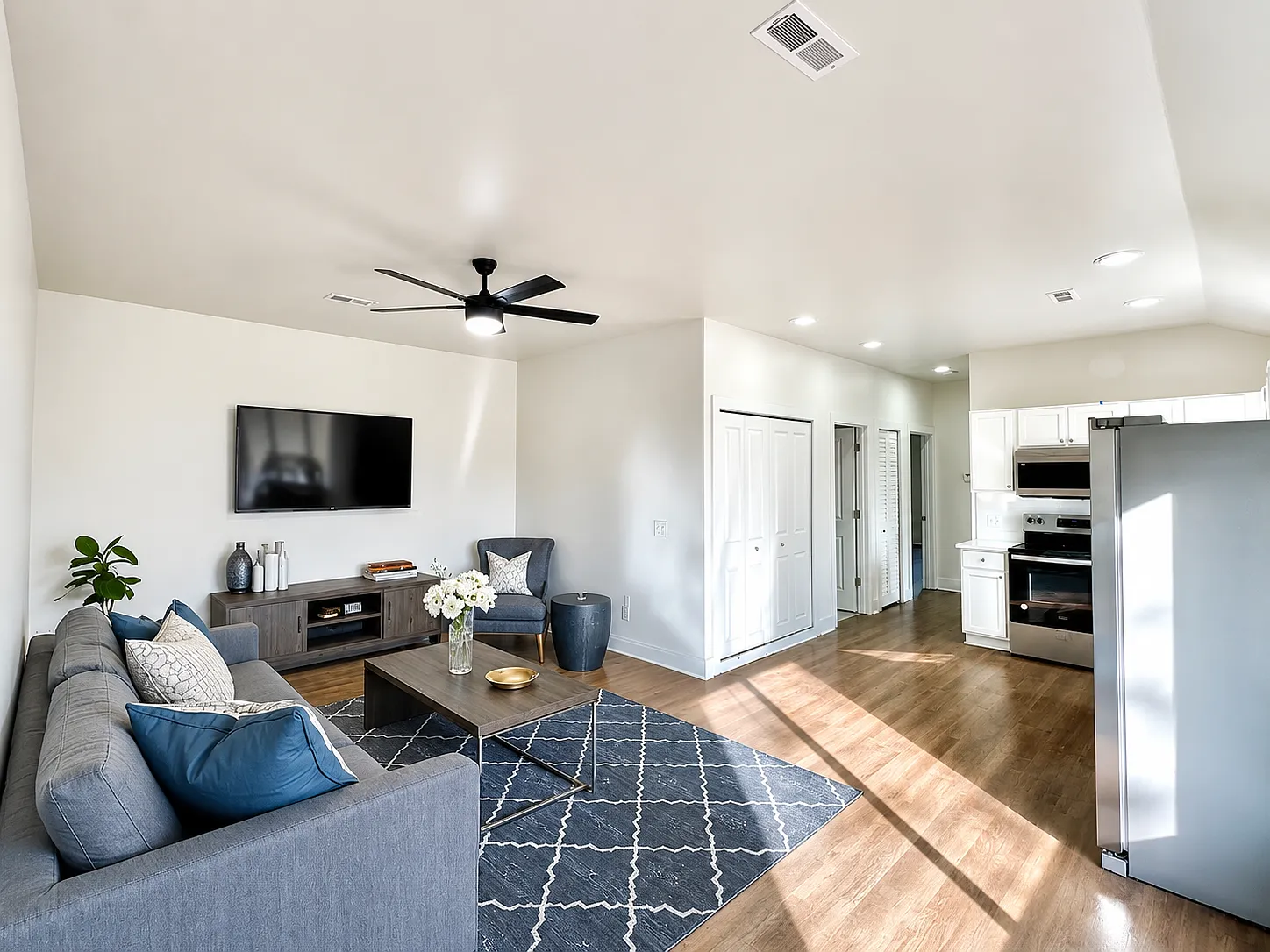 2 bed, 824 sqft, $1,650 — Photo 3