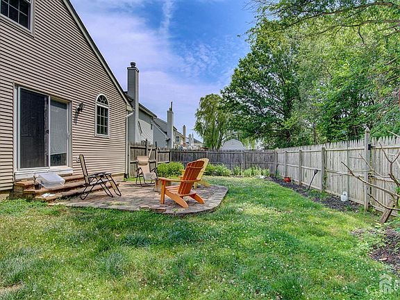 4th image of 24 Foxchase Dr