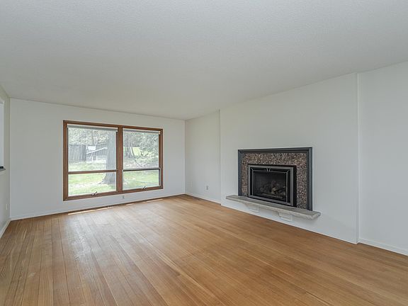 Living Rm w/gas fireplace