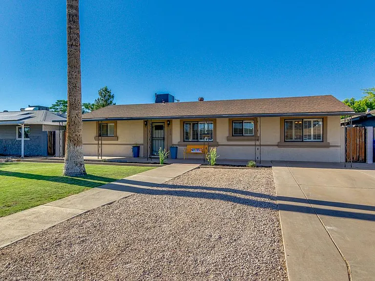 318 E Butler Dr — Photo 2