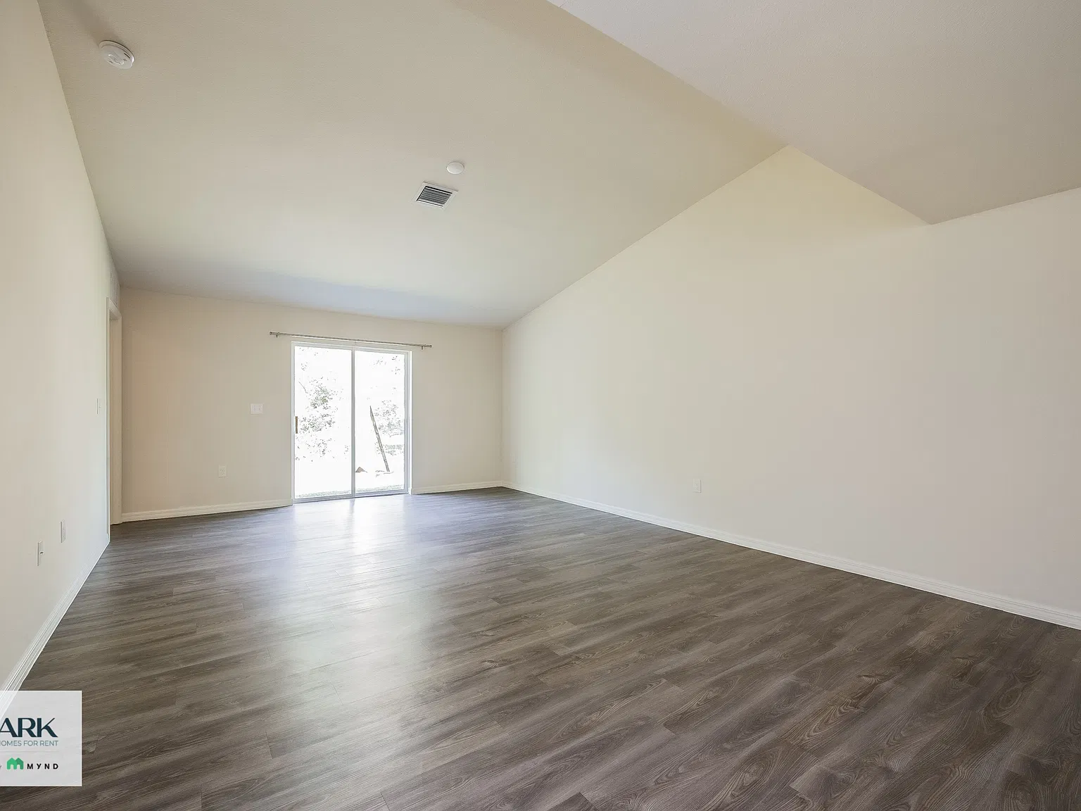 3 bed, 2.0 bath, 1400 sqft, $1,570 — Photo 2
