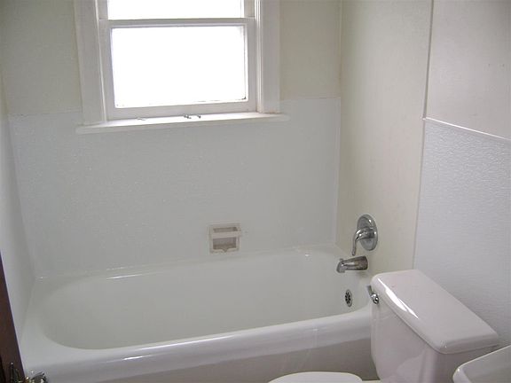 5th image of 318 E Wellesley Ave