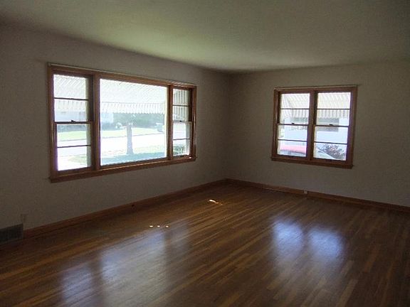 3rd image of 407 NE 10th St