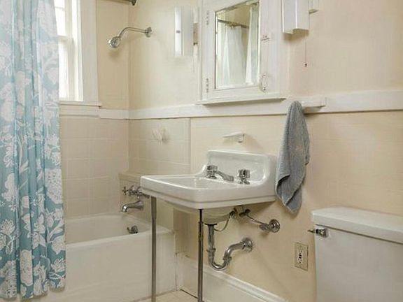 5th image of 1576 Jefferson Ave APT 1