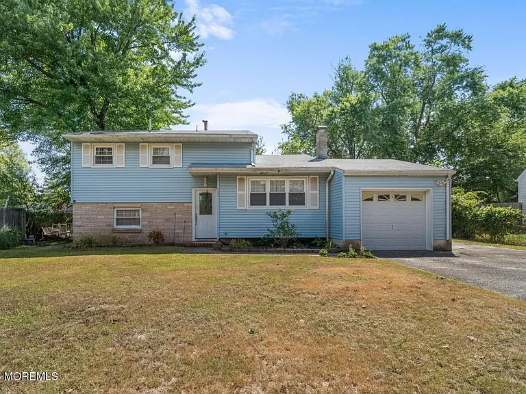 995 Hunt Dr — Photo 1
