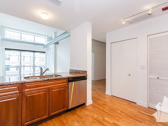4th image of 845 N Kingsbury St #Gu65
