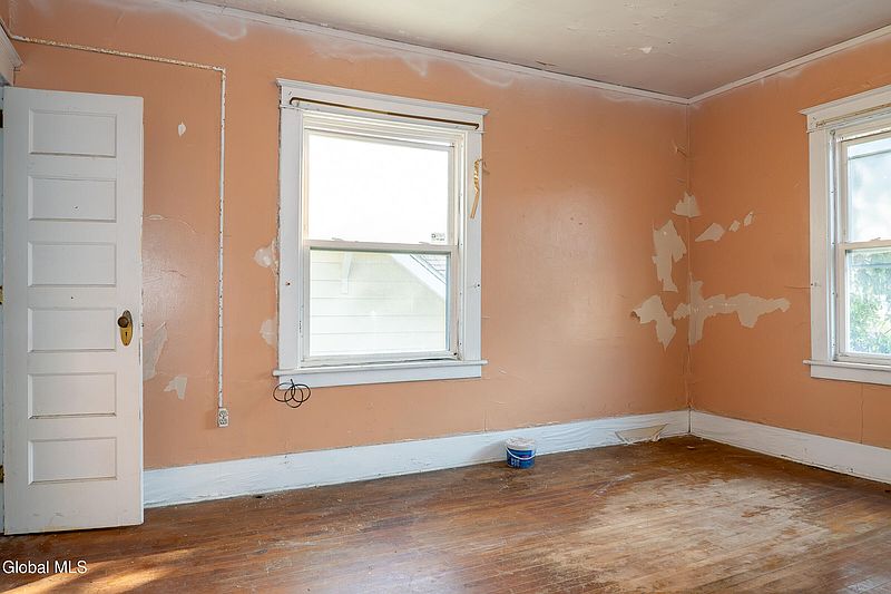 5th image of 405 Bedford Road