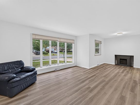 4th image of 2122 Gilbert Rd