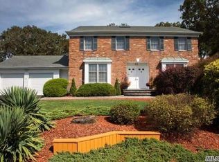 29 Buckingham Ln, Bohemia, NY 11716