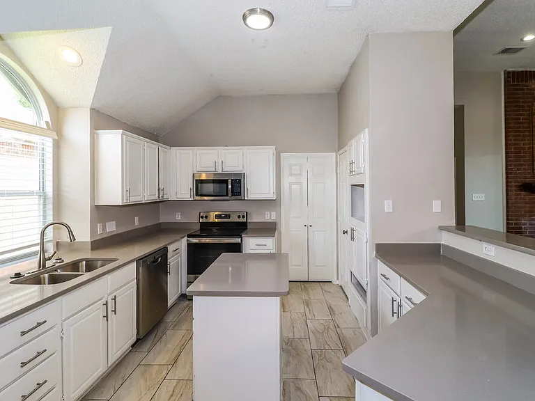 2407 Springfield Dr — Photo 8