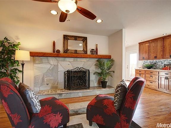4th image of 2 Midway Cir