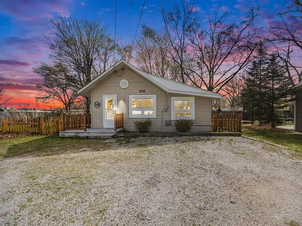 202 S Lake Ave, Spring Lake, MI 49456