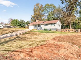 5867 Meadow View Ln, Flowery Branch, GA 30542