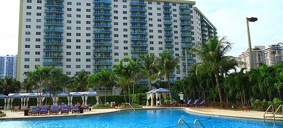 5th image of 19390 Collins Ave #100