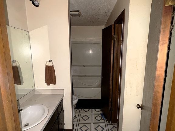 4th image of 2148 N Church St