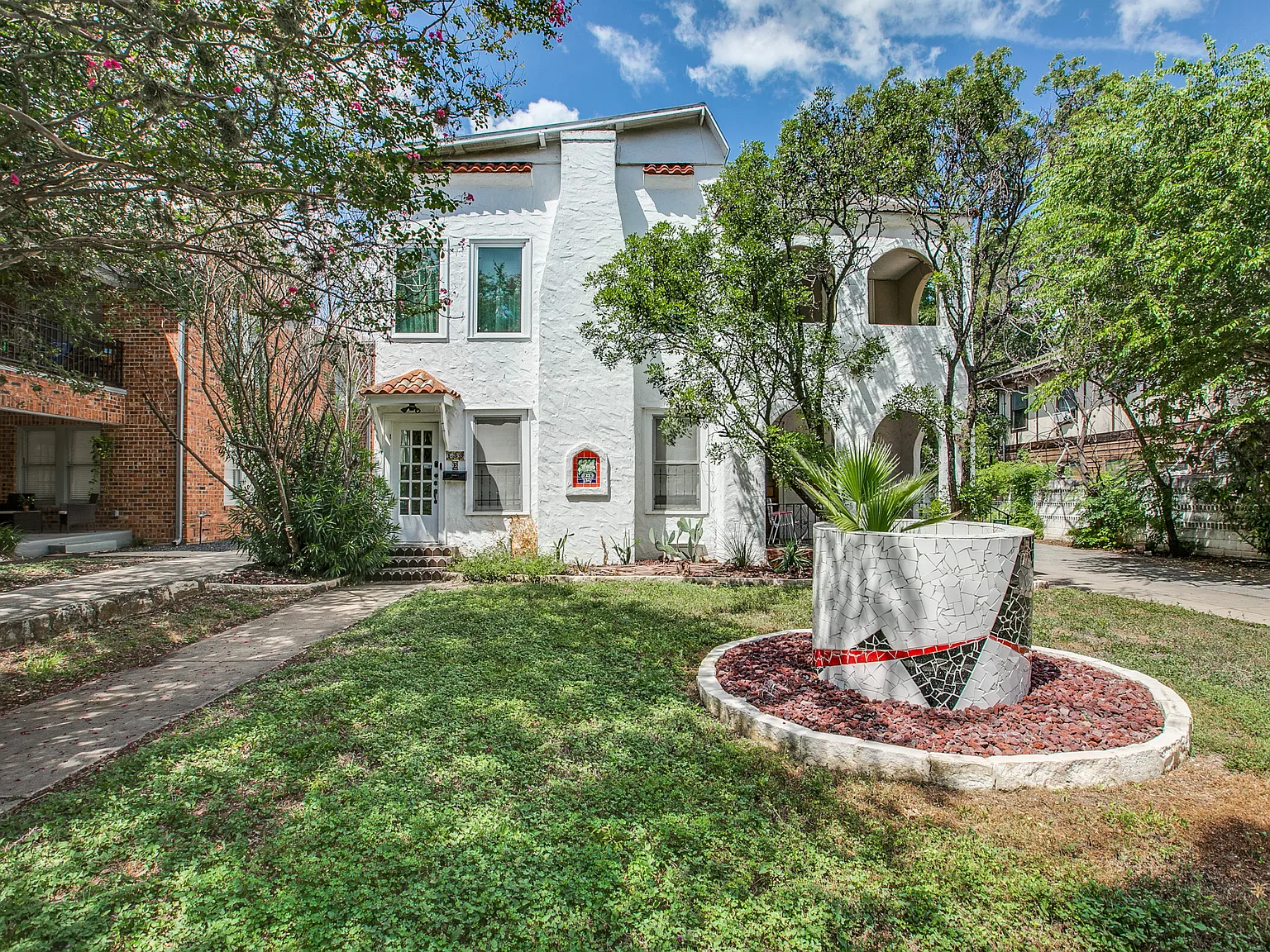 3 bed, 1906 sqft, $2,300 — Photo 1