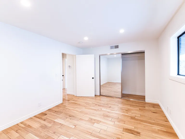 17072 Chatsworth St — Photo 16