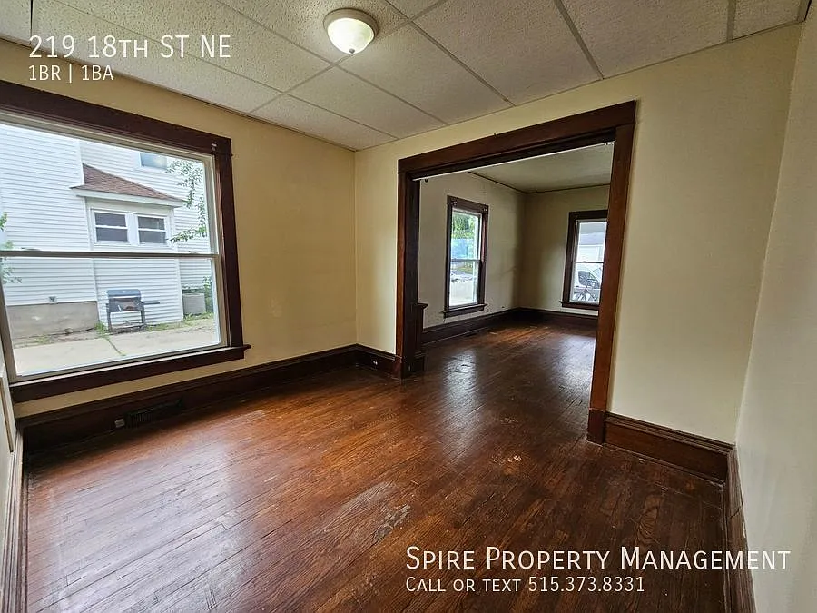 North East 1 Bedroom 1 Bath Townhouse with Basement — Photo 4