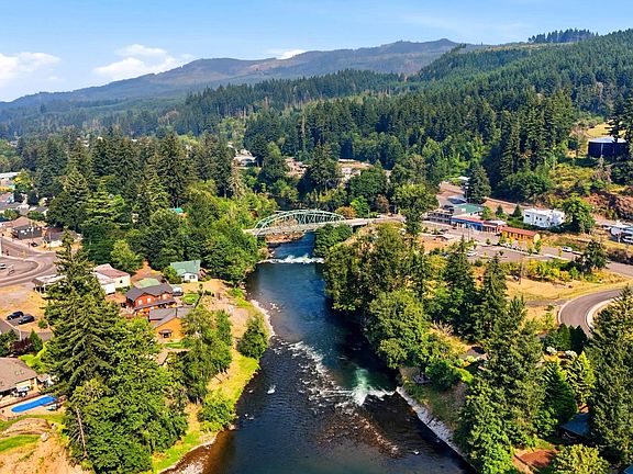 4th image of 315 Santiam Pointe Loop NE
