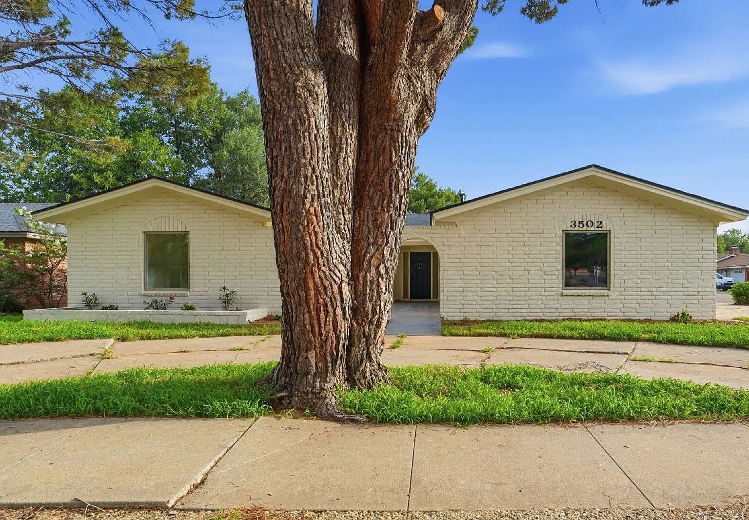 4 bed, 2.0 bath, 2460 sqft, $2,900 — Photo 1