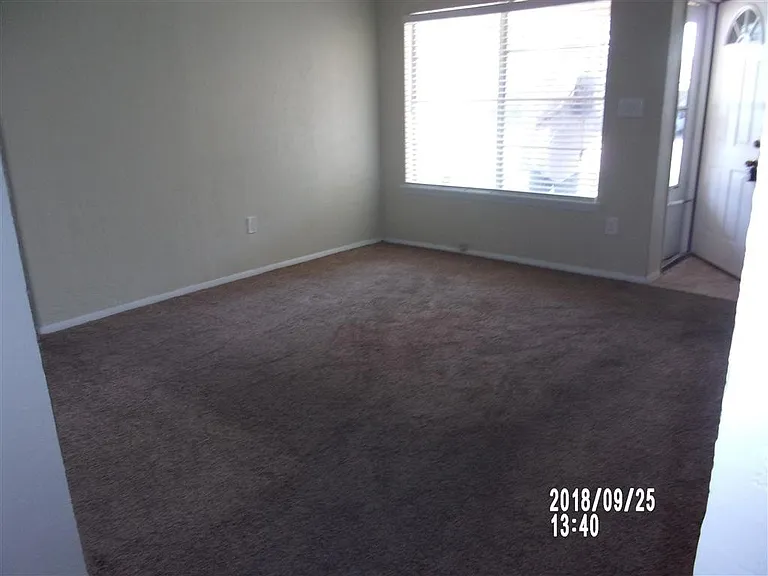 605 SW 45th St — Photo 2