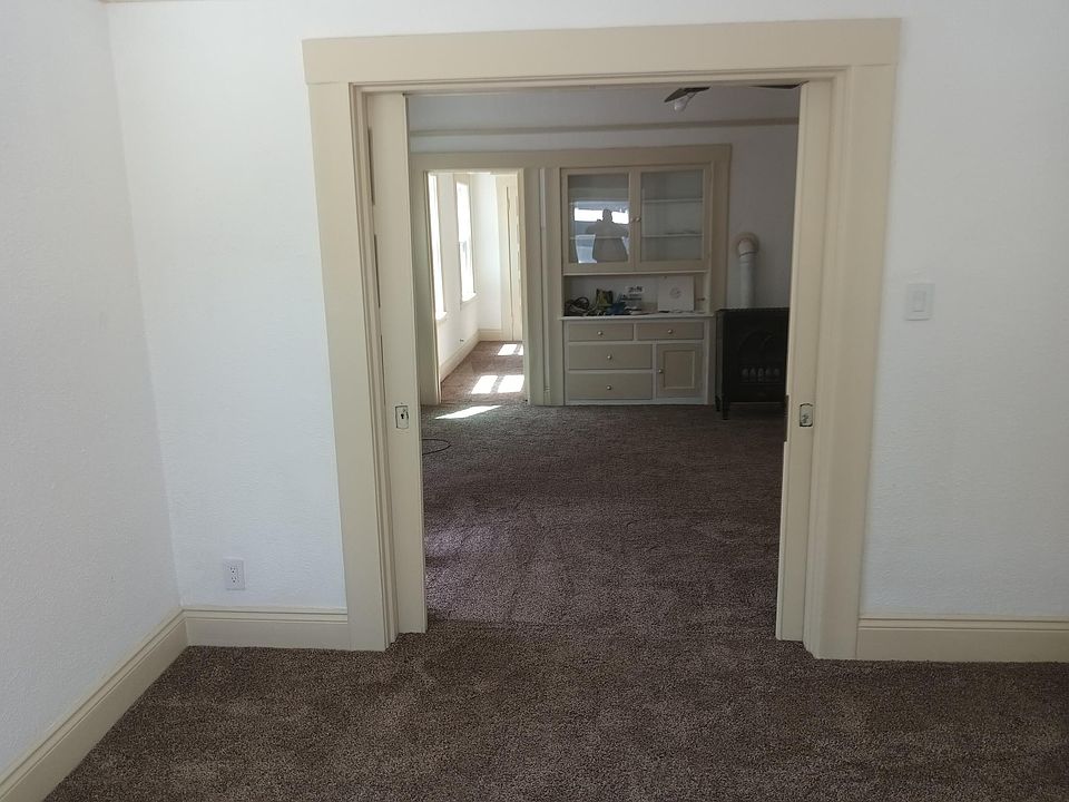 2nd image of 916 24th St APT 4