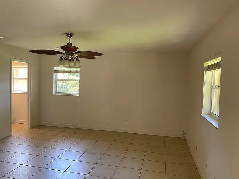 956 Tulip Ln — Photo 21