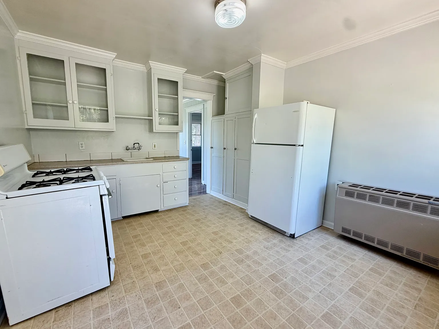 1 bed, 450 sqft, $1,300 — Photo 3