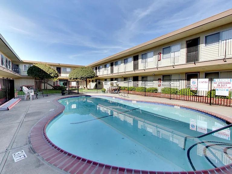 ROYALE APARTMENTS — Photo 32