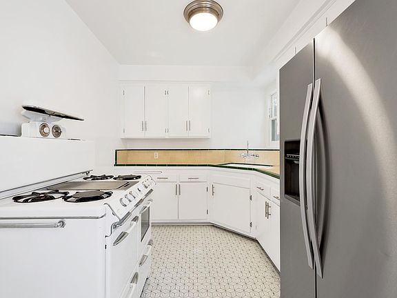 5th image of 1745 N Mariposa Ave APT 2