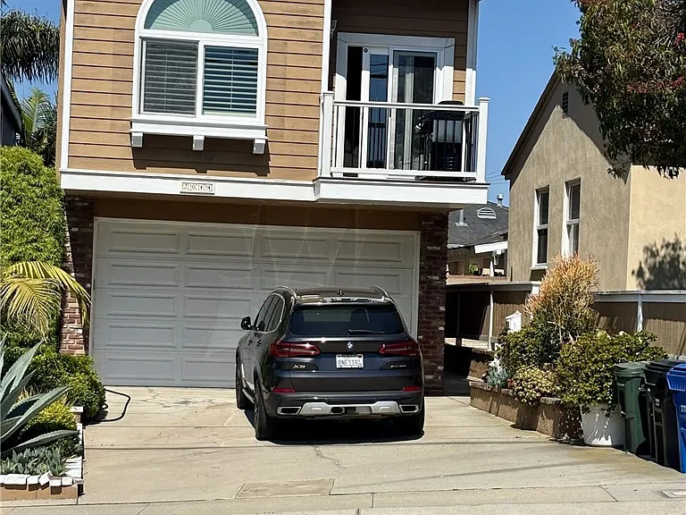 2044 Prospect Ave — Photo 1