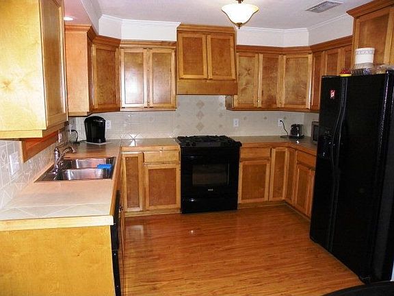 3rd image of 100 Oakland Cir