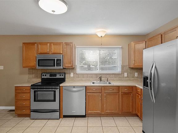 4th image of 46 Radford Dr
