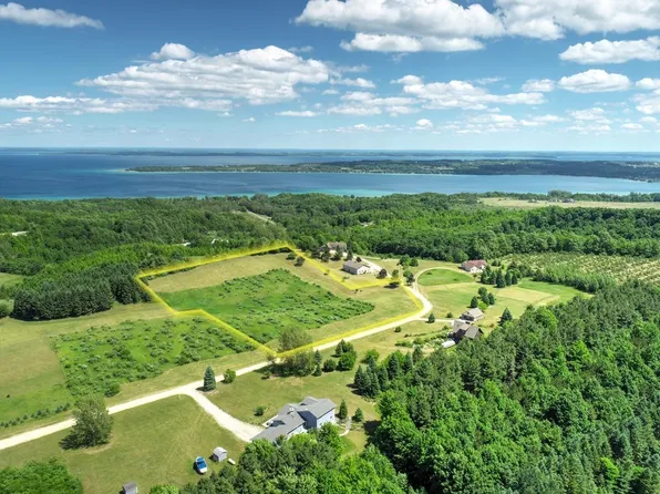N Morning View Ln, Suttons Bay, MI 49682