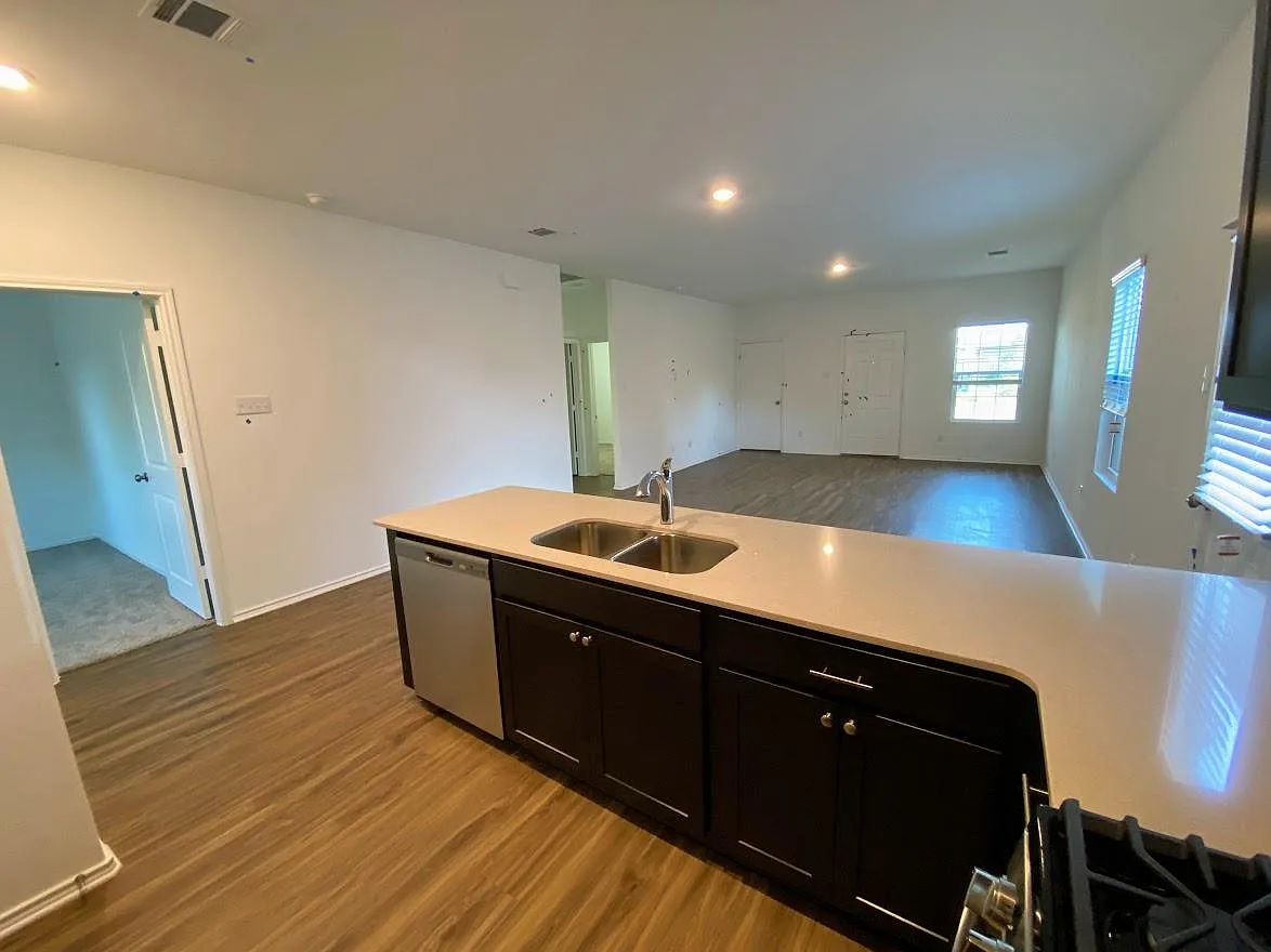 3 bed, 1266 sqft, $1,625 — Photo 4