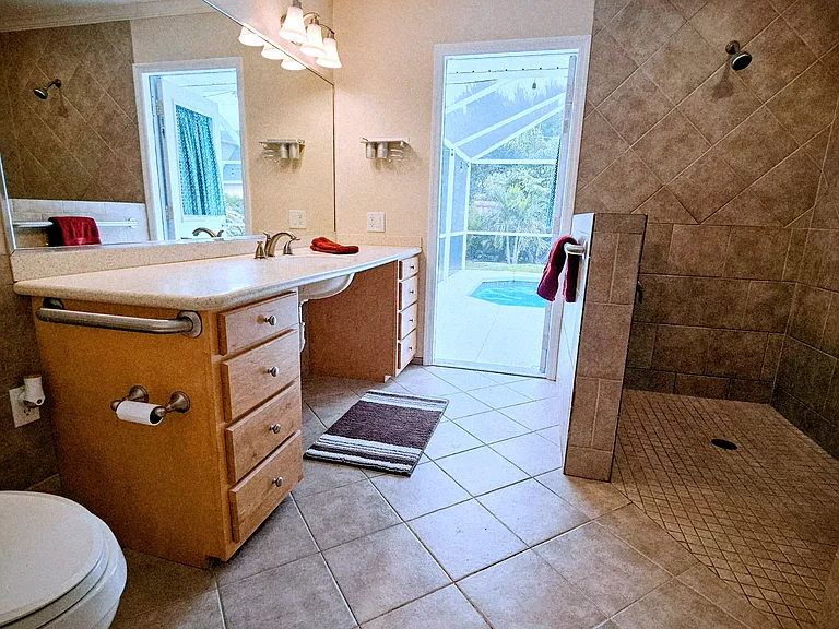 Guest bath w/walk in shower-suite