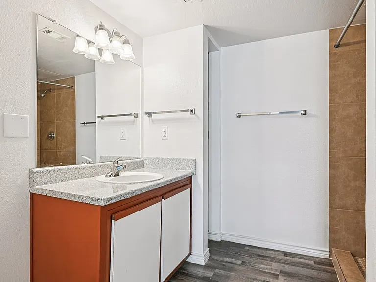 Timber Oaks Apartments — Photo 11