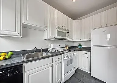 Charming Top-Floor Dupont Circle Condo | Pet Friendly | Steps to Metro — Photo 4
