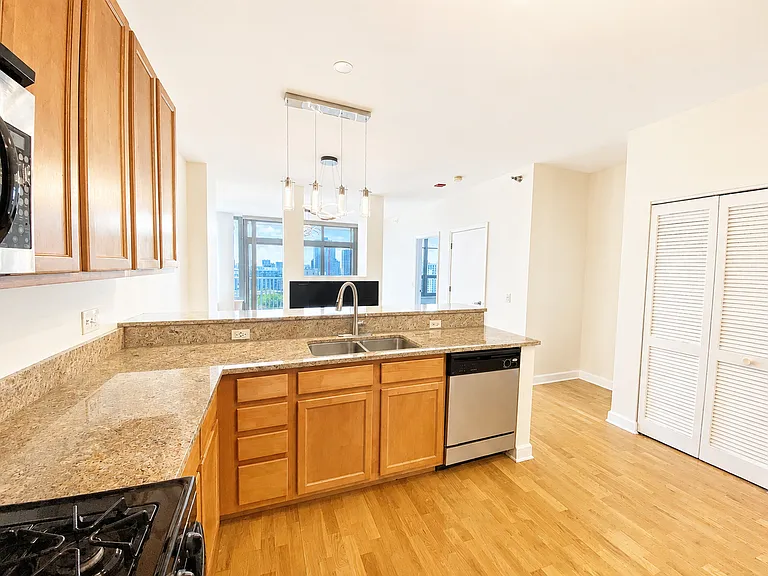 1600 S Prairie Ave #1708 — Photo 3