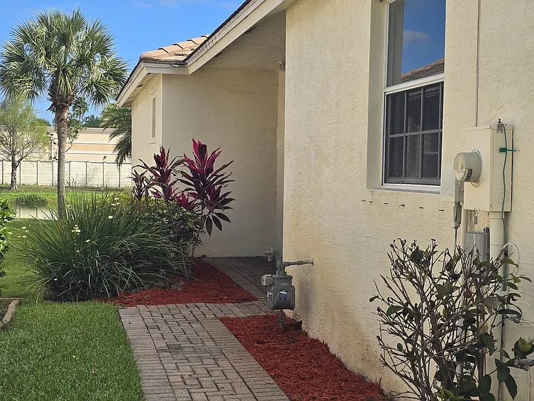 204 SW Coconut Key Way — Photo 4