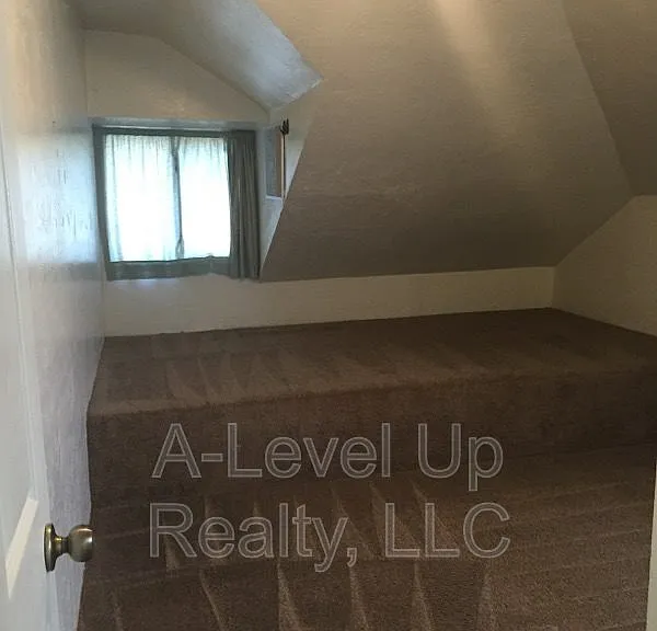 723 E 6th St — Photo 11