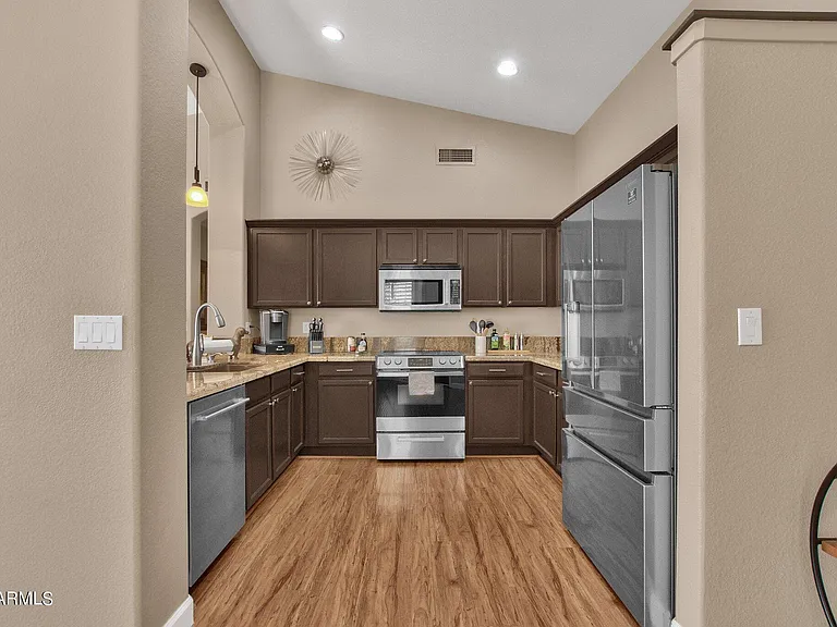 1138 E Amberwood Dr — Photo 8