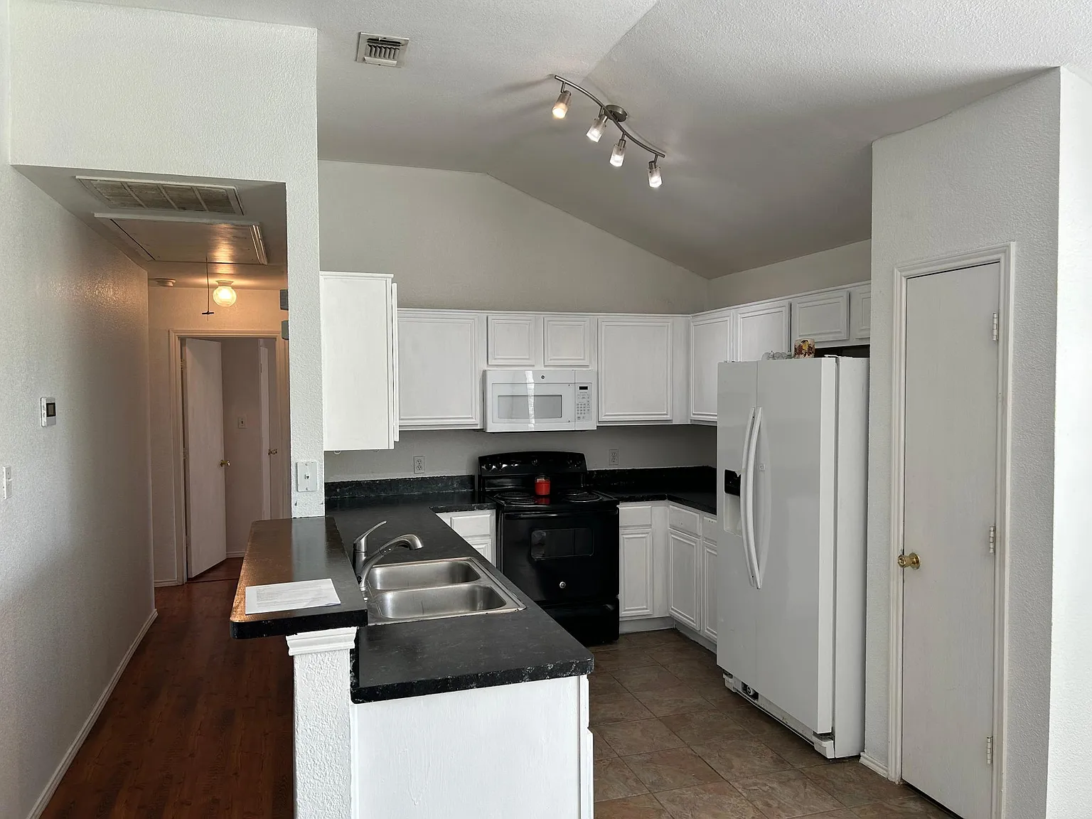 3 bed, 1182 sqft, $1,800 — Photo 3