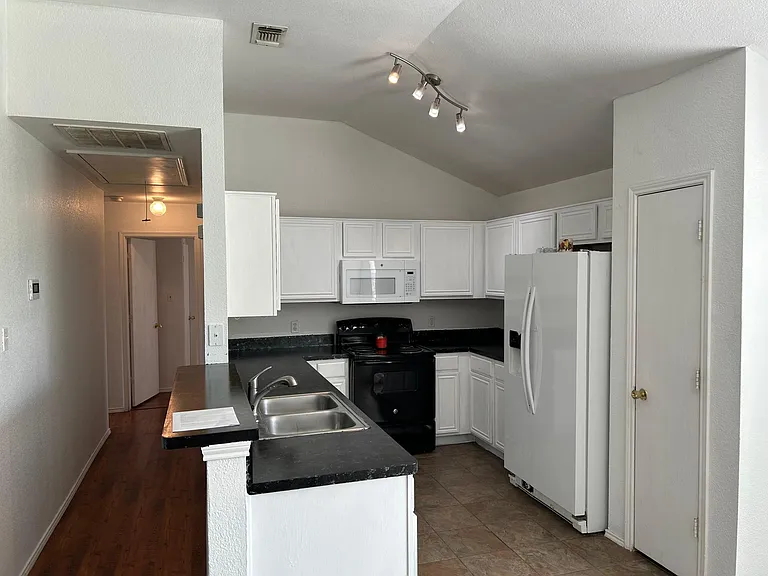 1116 Driftwood Ln — Photo 3